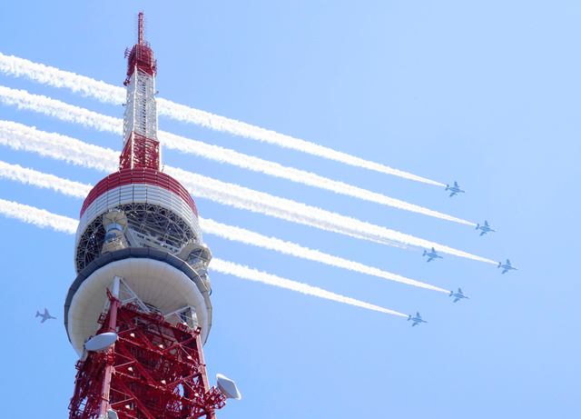 【約20分間】ブルーインパルス、都心を飛行 医療に感謝 新型コロナに対応する医療従事者に感謝を伝えようと、航空自衛隊のブルーインパルスが29日、都心上空で編隊飛行を行った