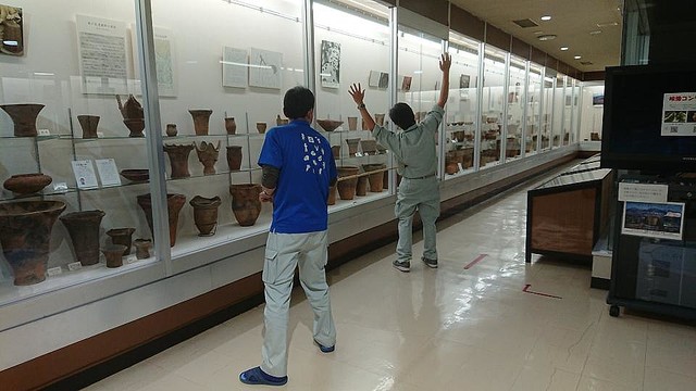 長野の博物館が「ソーシャルディスタンスの槍」導入 先に黒曜石がついたこの槍の長さは2mほど