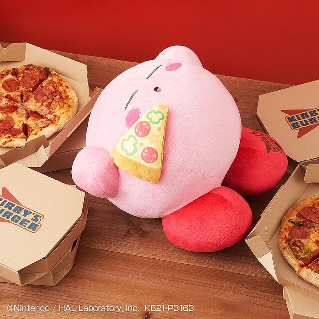 ハンバーガーがテーマ   クッションやぬいぐるみ、コーヒーサーバーなど、オリジナルアートを使用した雑貨がラインアップする