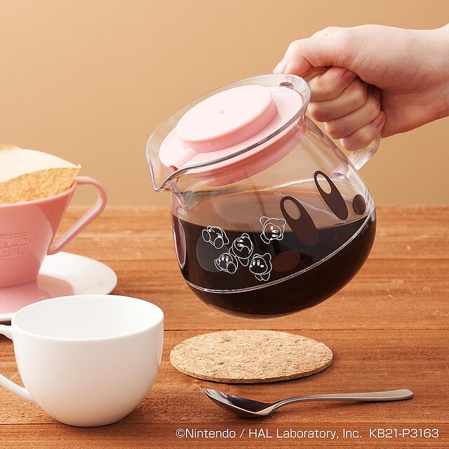 ハンバーガーがテーマ   クッションやぬいぐるみ、コーヒーサーバーなど、オリジナルアートを使用した雑貨がラインアップする