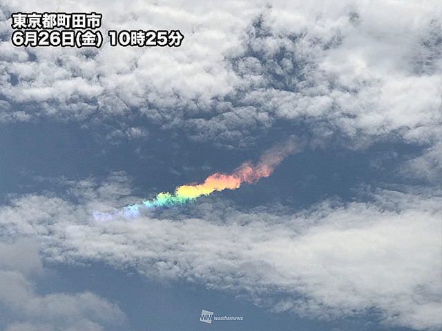 5000RT:【きらきら】東京上空に虹色の雲「環水平アーク」が出現 「環水平アーク」は、氷の粒で出来た薄い雲によって太陽光が屈折することで虹色に見えている