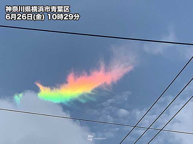 5000RT:【きらきら】東京上空に虹色の雲「環水平アーク」が出現 「環水平アーク」は、氷の粒で出来た薄い雲によって太陽光が屈折することで虹色に見えている