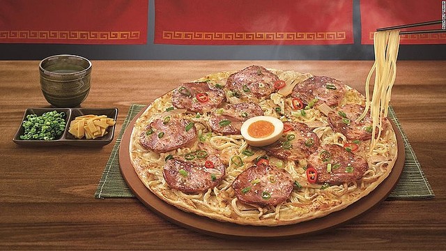 【食べたい】台湾ピザハット、世界初の「ラーメンピザ」を発表