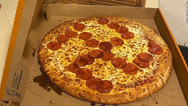 【対応】ピザのサラミでナチス想起のマーク、店員2人を解雇 米 注文した人がピザを開けると、サラミがカギ十字の逆向きの形に並べられていた