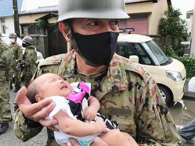 【豪雨】生後2カ月の赤ちゃん、自衛隊が救助 福岡県大牟田市 大牟田市では広い範囲が冠水