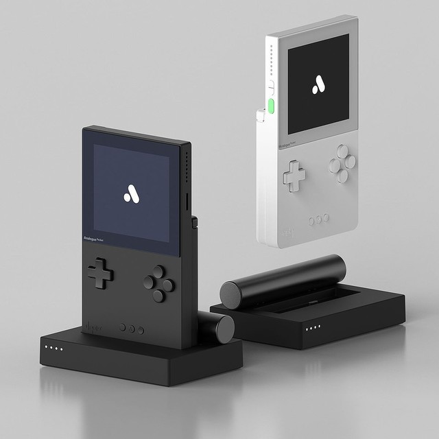 【懐かしの】GB・GBC・GBAのソフトが遊べる携帯ゲーム機の互換機が4日より予約開始 専用のアダプターでゲームギアやネオジオポケットカラーなどのカートリッジも接続できる