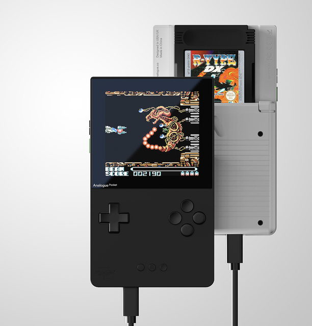 【懐かしの】GB・GBC・GBAのソフトが遊べる携帯ゲーム機の互換機が4日より予約開始 専用のアダプターでゲームギアやネオジオポケットカラーなどのカートリッジも接続できる
