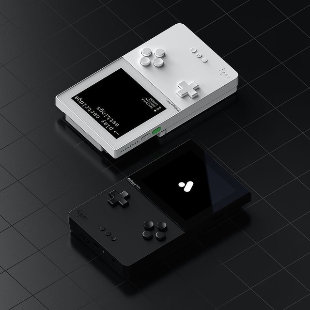 【懐かしの】GB・GBC・GBAのソフトが遊べる携帯ゲーム機の互換機が4日より予約開始 専用のアダプターでゲームギアやネオジオポケットカラーなどのカートリッジも接続できる
