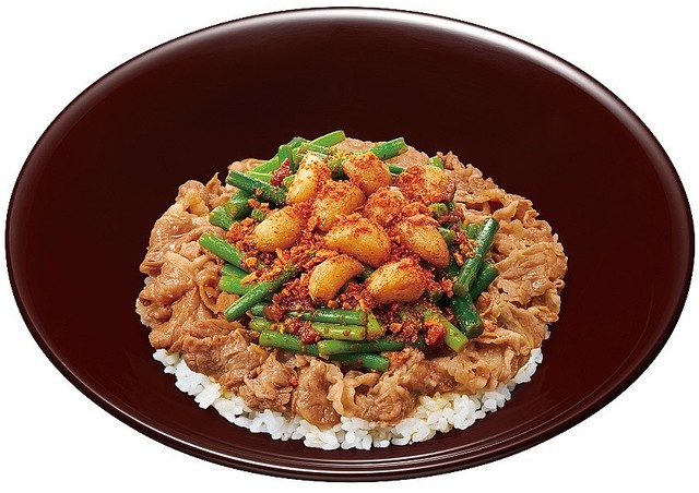 【8月5日発売】すき家史上最強のニンニク商品「牛丼 トリプルニンニク MIX」 ニンニクの芽、ニンニクの素揚げ、ニンニクスパイスをあわせ、ニンニクを存分に味わえる一品となっている