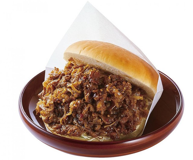 甘辛のタレを絡めた牛カルビ肉とキャベツをサンドした、食べ応え抜群のバーガーとなっている