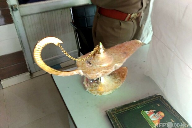 【男ら逮捕】「アラジンのランプ」と偽り980万円で販売 インド 買った医師によると、魔術師のような格好をした容疑者が目の前で魔人を登場させた