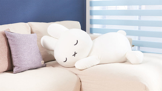 【すや…】ブルーナのうさぎとリラックス、約80cmのぬいぐるみが登場 かわいいと人気の商品「すやすやフレンド」の寝姿はそのままで、体積比を約52倍にしたもの