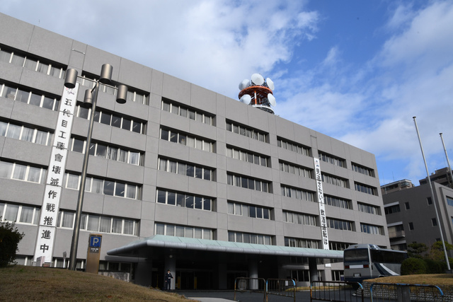 店の窓ガラスなどを破損させたが、そのままトイレに駆け込んだという