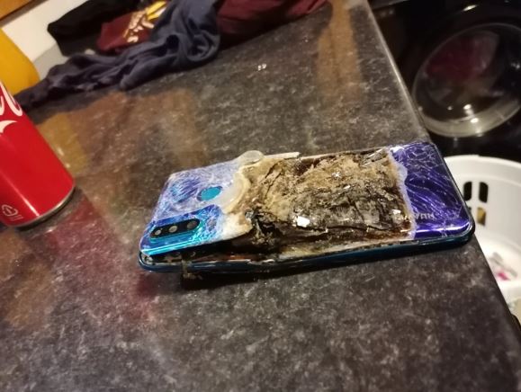 男性は製造元のHuaweiにスマホを送付し、返金を求めている