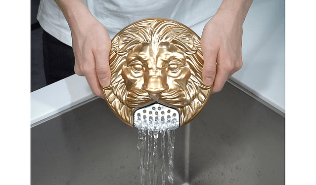 “ライオン型”湯切りプレートが話題   ゴールドの色味にこだわり、テンションの上がる非日常感を実現