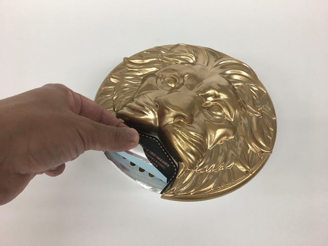 “ライオン型”湯切りプレートが話題   ゴールドの色味にこだわり、テンションの上がる非日常感を実現
