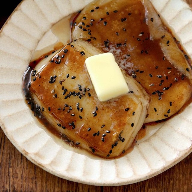 【記事内にレシピ】背徳の味がすぎる「大学芋もち」が話題   甘じょっぱいスイーツ「大学芋」と、この季節に食べたい「餅」をかけ合わせた