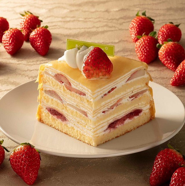 【全部食べたい】シャトレーゼで「イチゴ祭り」   「とちおとめ種苺使用 大きな苺のズコット」「チョコバッキー スカイベリー」など、フレッシュなイチゴをふんだんに使用したケーキやアイスが数多く並びます