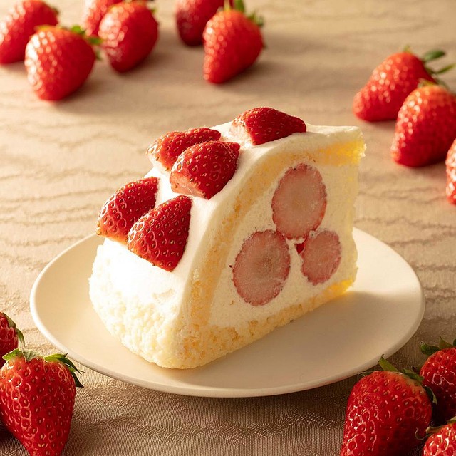 【全部食べたい】シャトレーゼで「イチゴ祭り」   「とちおとめ種苺使用 大きな苺のズコット」「チョコバッキー スカイベリー」など、フレッシュなイチゴをふんだんに使用したケーキやアイスが数多く並びます