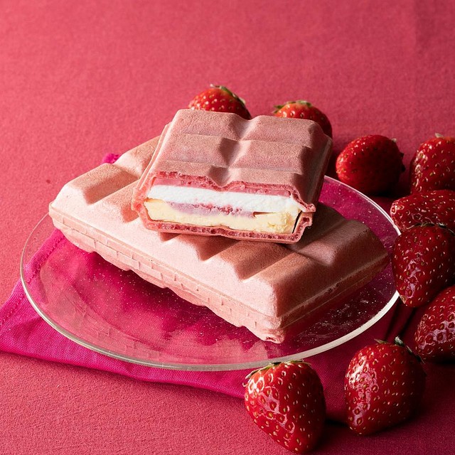 【全部食べたい】シャトレーゼで「イチゴ祭り」   「とちおとめ種苺使用 大きな苺のズコット」「チョコバッキー スカイベリー」など、フレッシュなイチゴをふんだんに使用したケーキやアイスが数多く並びます