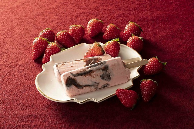 【全部食べたい】シャトレーゼで「イチゴ祭り」 「とちおとめ種苺使用 大きな苺のズコット」「チョコバッキー スカイベリー」など、フレッシュなイチゴをふんだんに使用したケーキやアイスが数多く並びます