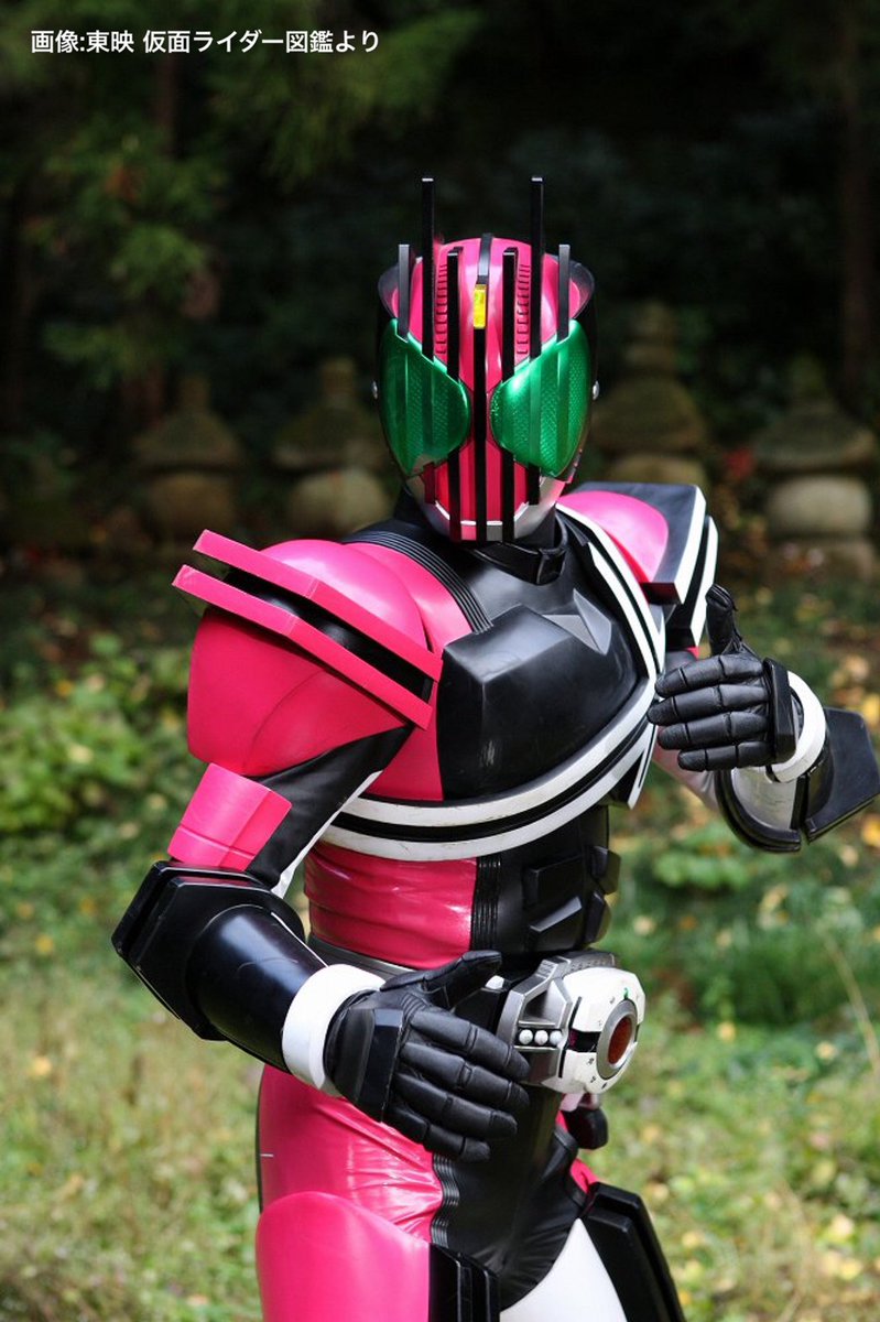 主人公・仮面ライダーディケイド／門矢士が、9つの仮面ライダーの世界を旅する