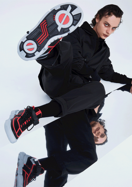 【靴底も再現】｢仮面ライダー｣を起用したファッションブランド『HENSHIN by KAMEN RIDER』誕生   Tシャツやスニーカーなど20～30代の男性が日常使いしやすいアイテムを中心に展開