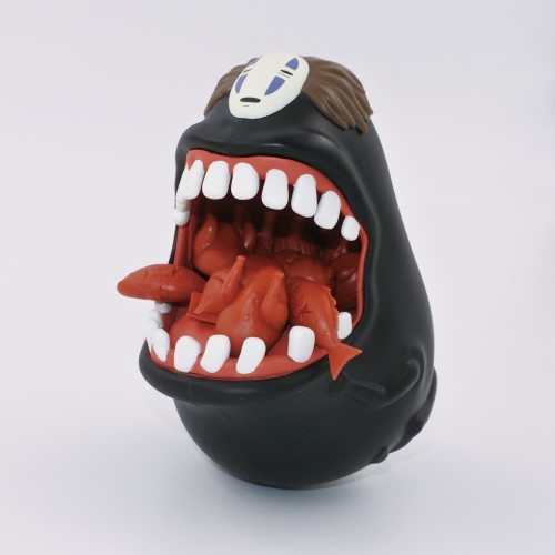 【あ…あ…】『千と千尋』カオナシに食べさせるバランスゲーム登場 あげられるのは魚、鶏肉、イカ、謎の料理の4種類で、カオナシが傾いて口の中の料理を落とした人が負け