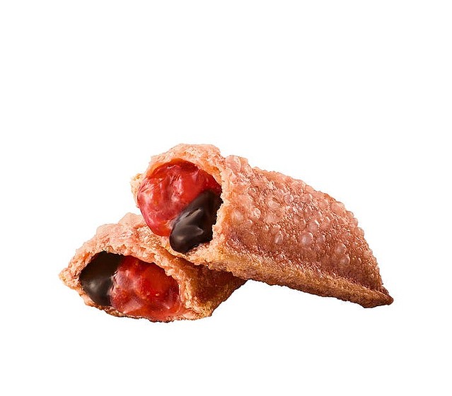 サクサクのパイ生地に、コクのあるチョコソースと果肉の入ったいちごフィリングをぎっしりつめた