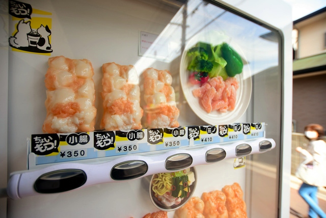 【手軽に】ミノや小腸1人前の「ちょいモツ」自販機 博多に登場   福岡市博多区の美野島商店街に登場