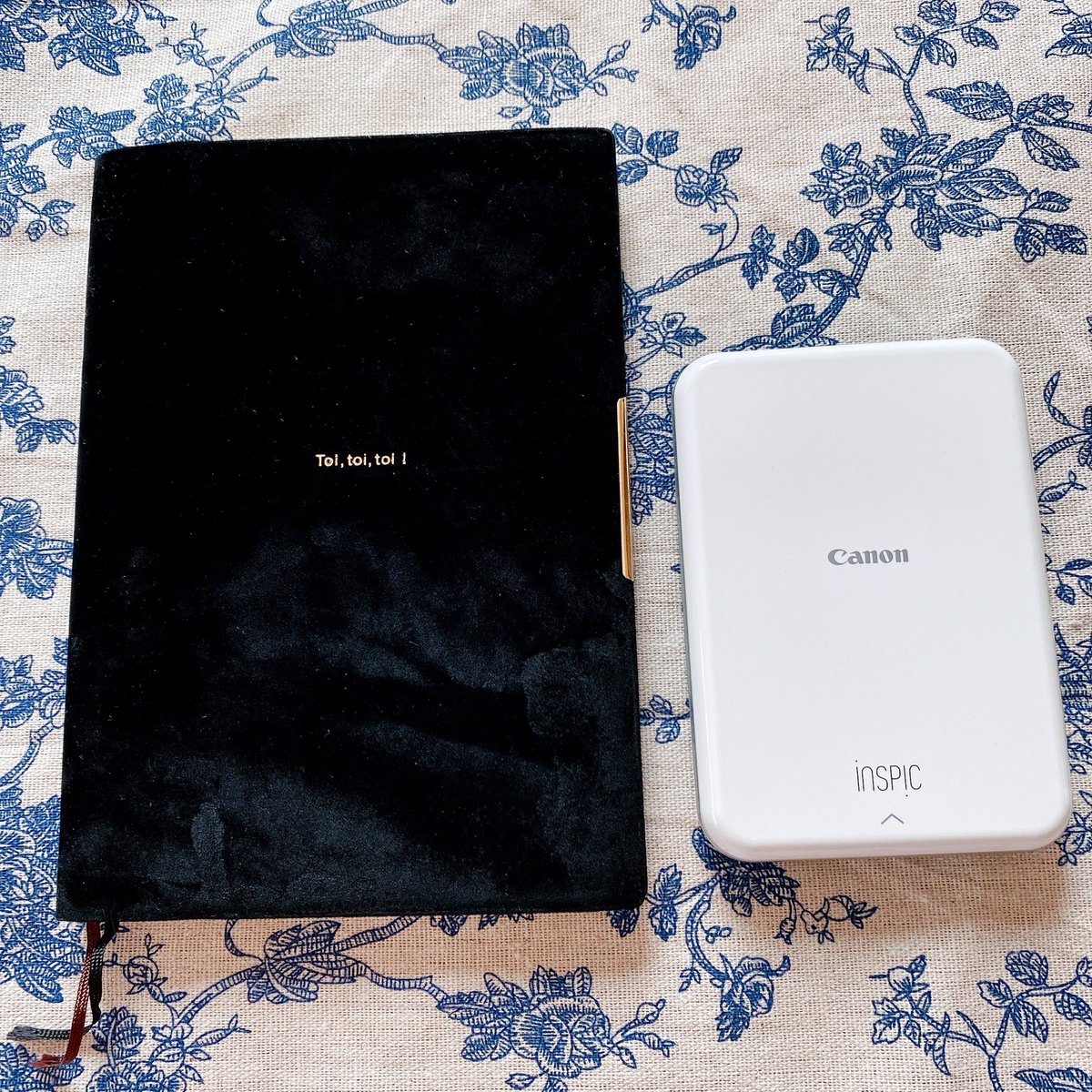 以前バズっていたこれ、頂いた感想をスクショしてシールプリントできて「書けない時にこれを見れば元気になる魔法の手帳」が作れることに気付いて買ってしまった…スクショ見るためにスマホ触るとツイッター開いちゃうから紙媒体が尚良い…既に読み返して泣きそうになってる 