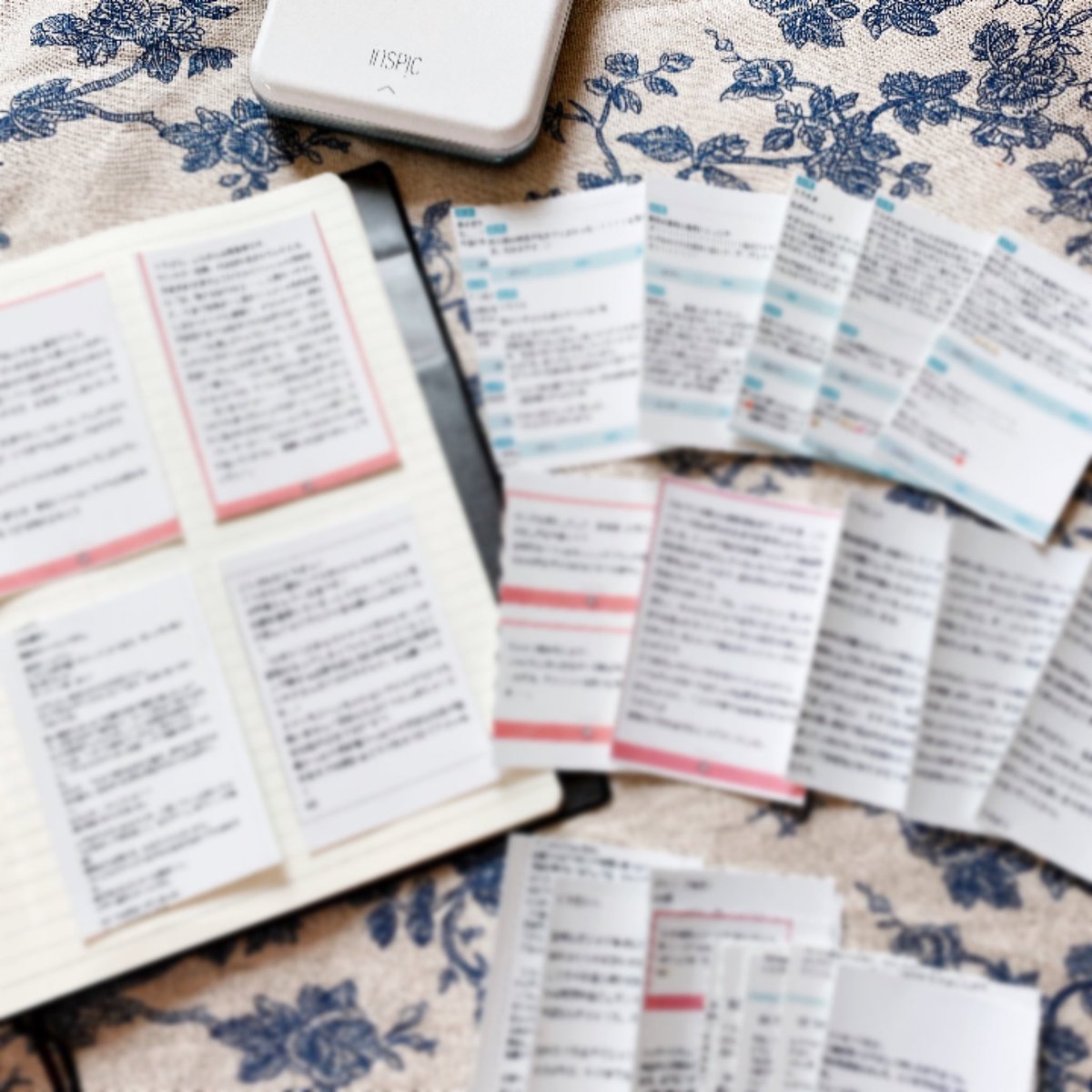 以前バズっていたこれ、頂いた感想をスクショしてシールプリントできて「書けない時にこれを見れば元気になる魔法の手帳」が作れることに気付いて買ってしまった…スクショ見るためにスマホ触るとツイッター開いちゃうから紙媒体が尚良い…既に読み返して泣きそうになってる 