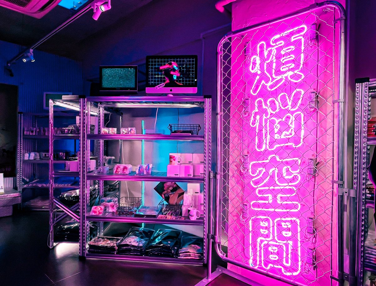 アキバの中央通りにあるアパレルショップ(怪しい)がみんなにもぶっ刺さるはずなので見てほしい 