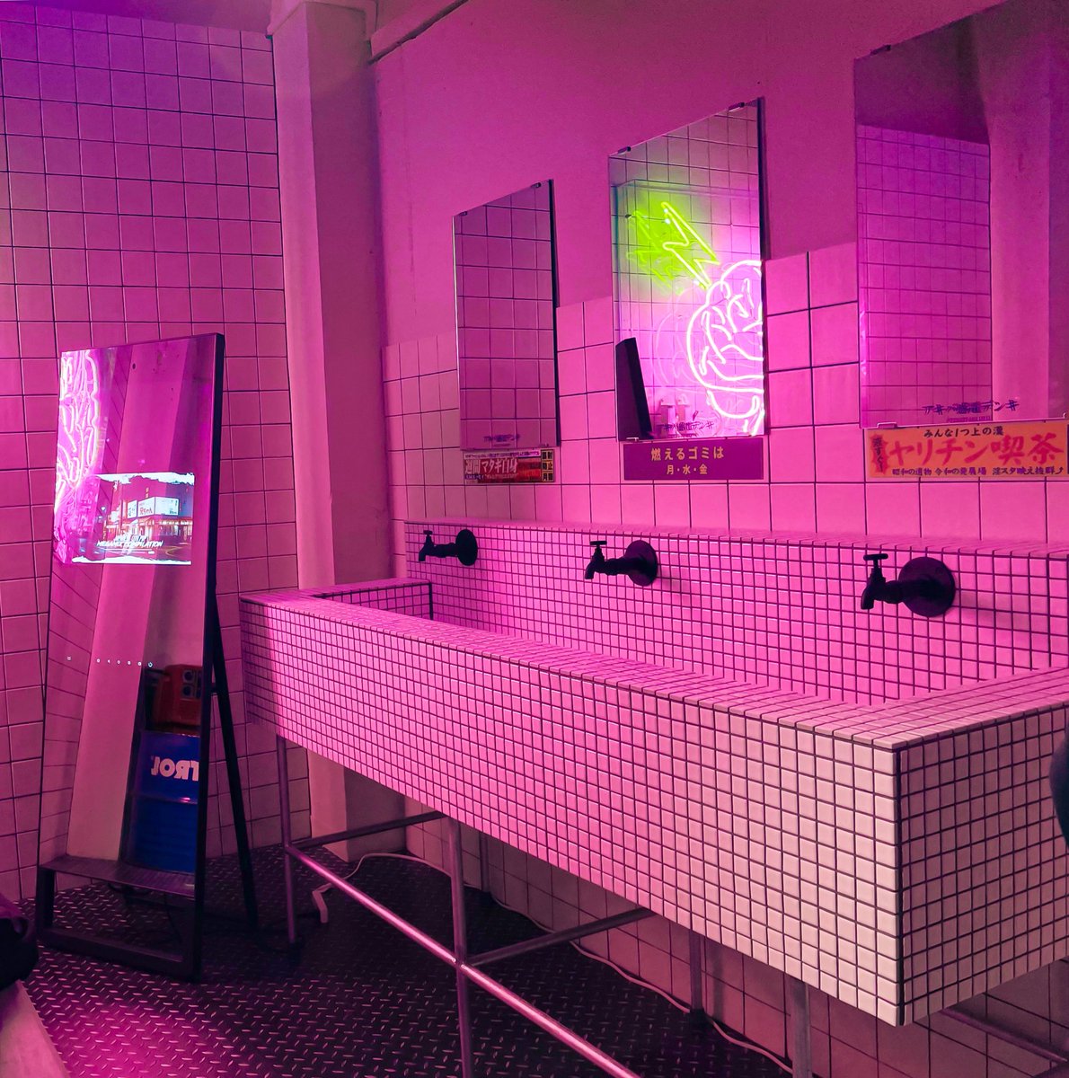 アキバの中央通りにあるアパレルショップ(怪しい)がみんなにもぶっ刺さるはずなので見てほしい 