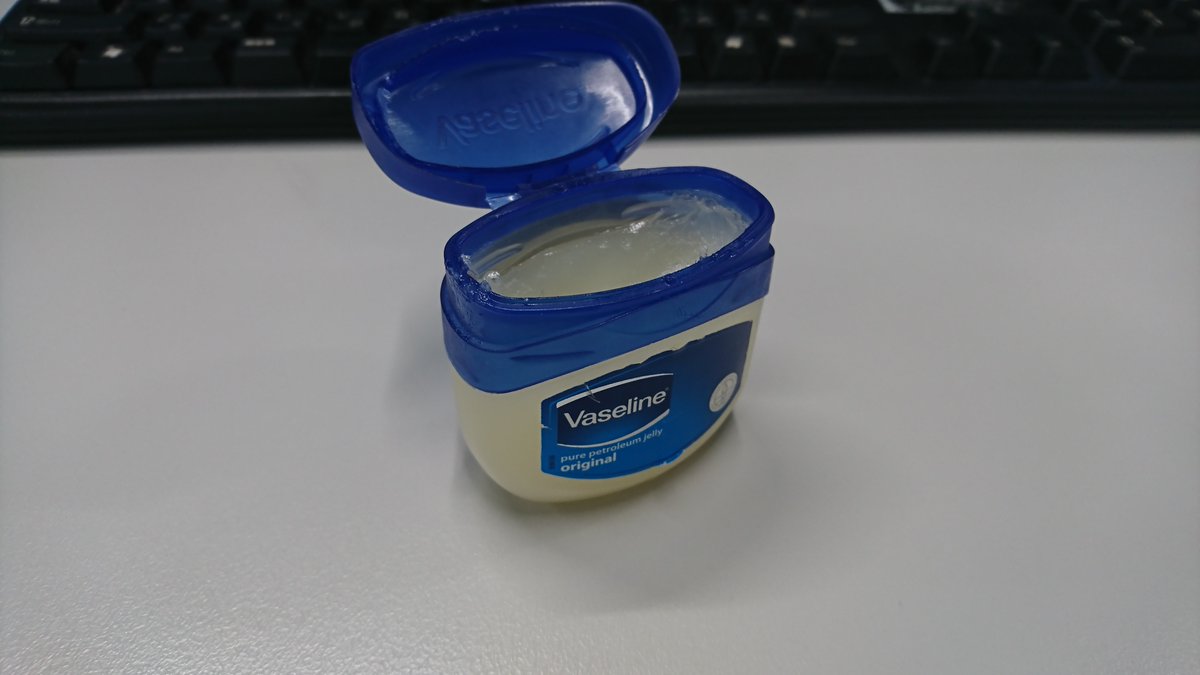 解決策を検索したところ、キラキラ女子ブログに 「毒手を作るように、ワセリンに指先をぶっこめ☆」 とあり、試したところ確かに快方に向かっているんだけど、それより毒手の作り方を知っているあのキラキラ女子は何者 