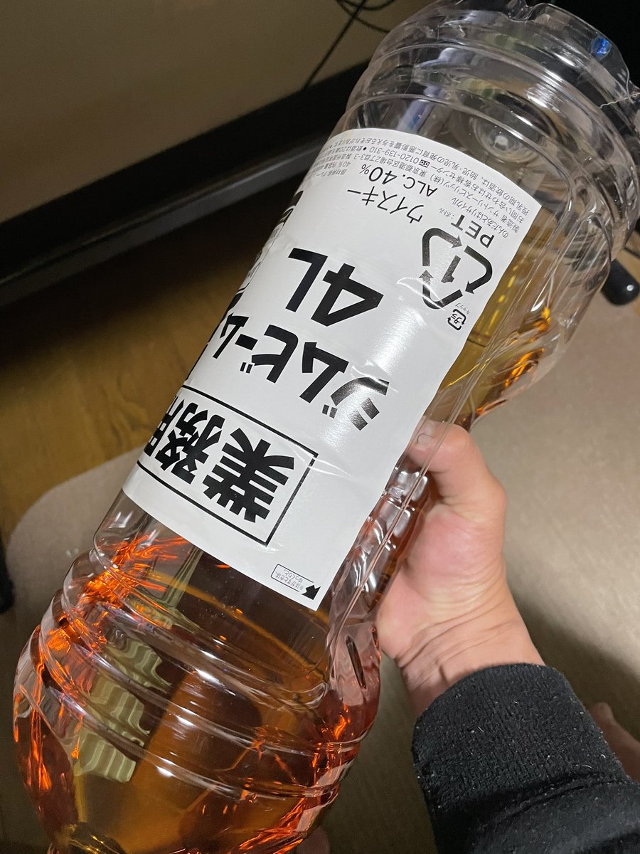 この前買ったダンベルが日に日に軽くなってるような気がする、毎日の筋トレの成果を感じる 