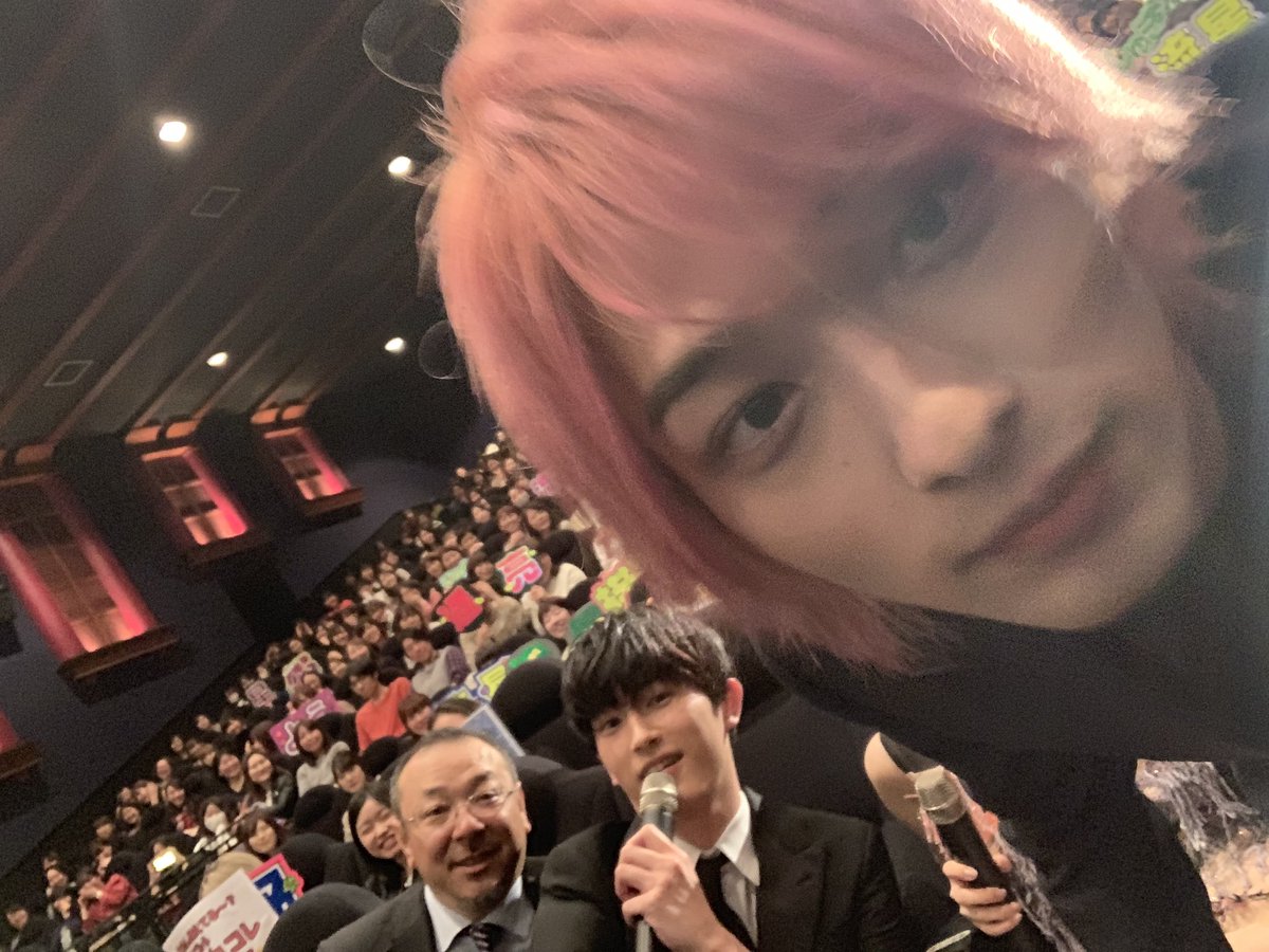 🎊#LDK 初日舞台挨拶🎊  #新宿バルト9 ありがとうございました😊 大盛り上がりの舞台挨拶❣️ きゅんきゅんにあふれてましたー♡  最後はみんなでセルフィー✨ なぜかカメラに近づく横浜さんも激写🤣  次はロケ地・横浜に向かいますよ〜📣  #ドンしてキュンするLDK #上白石萌音 #杉野遥亮 #横浜流星 