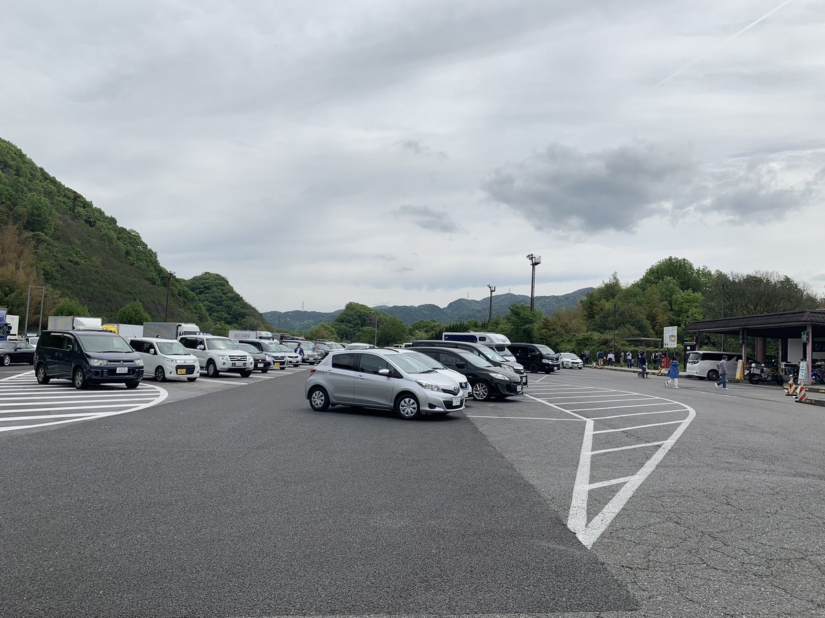 いやマジ民度やろ、サンデードライバーやばすぎんか、駐車枠ってしらんか