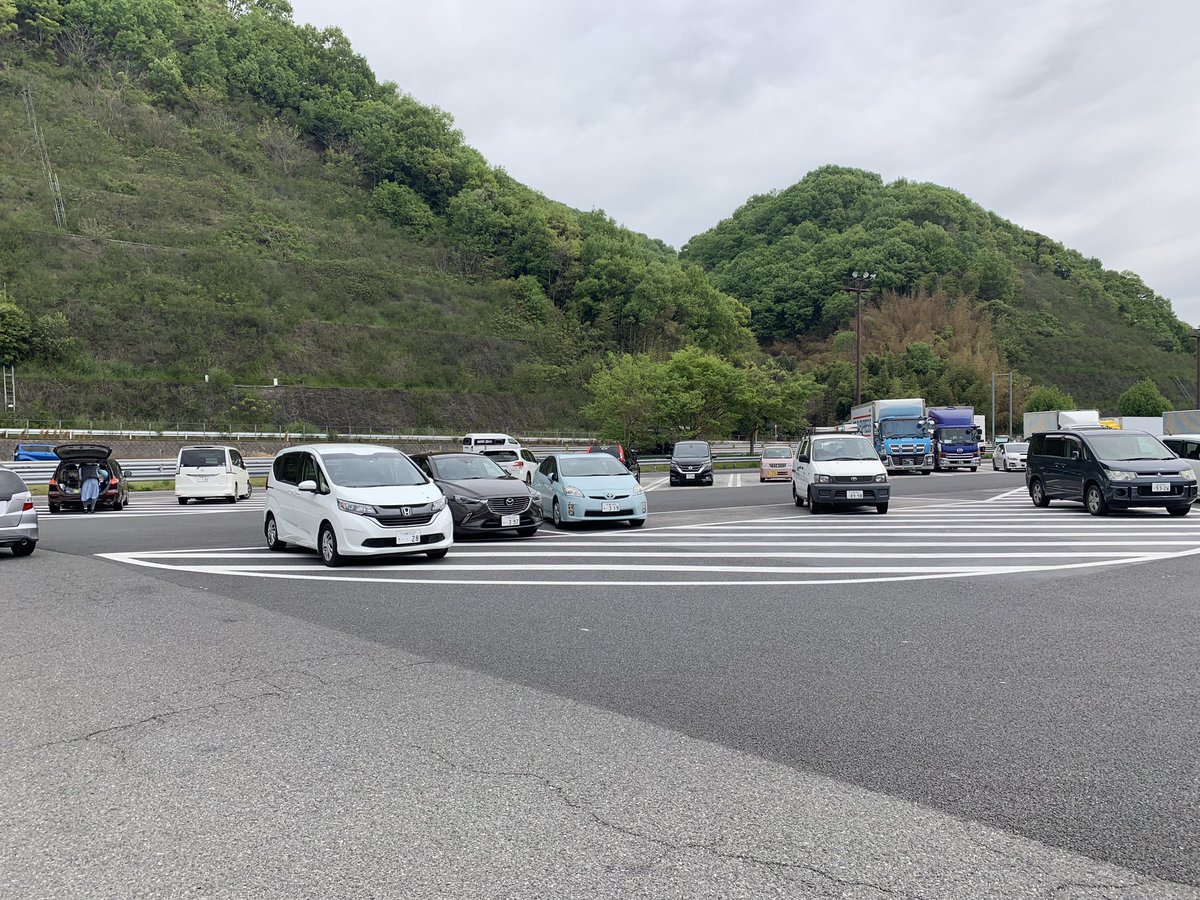 いやマジ民度やろ、サンデードライバーやばすぎんか、駐車枠ってしらんか