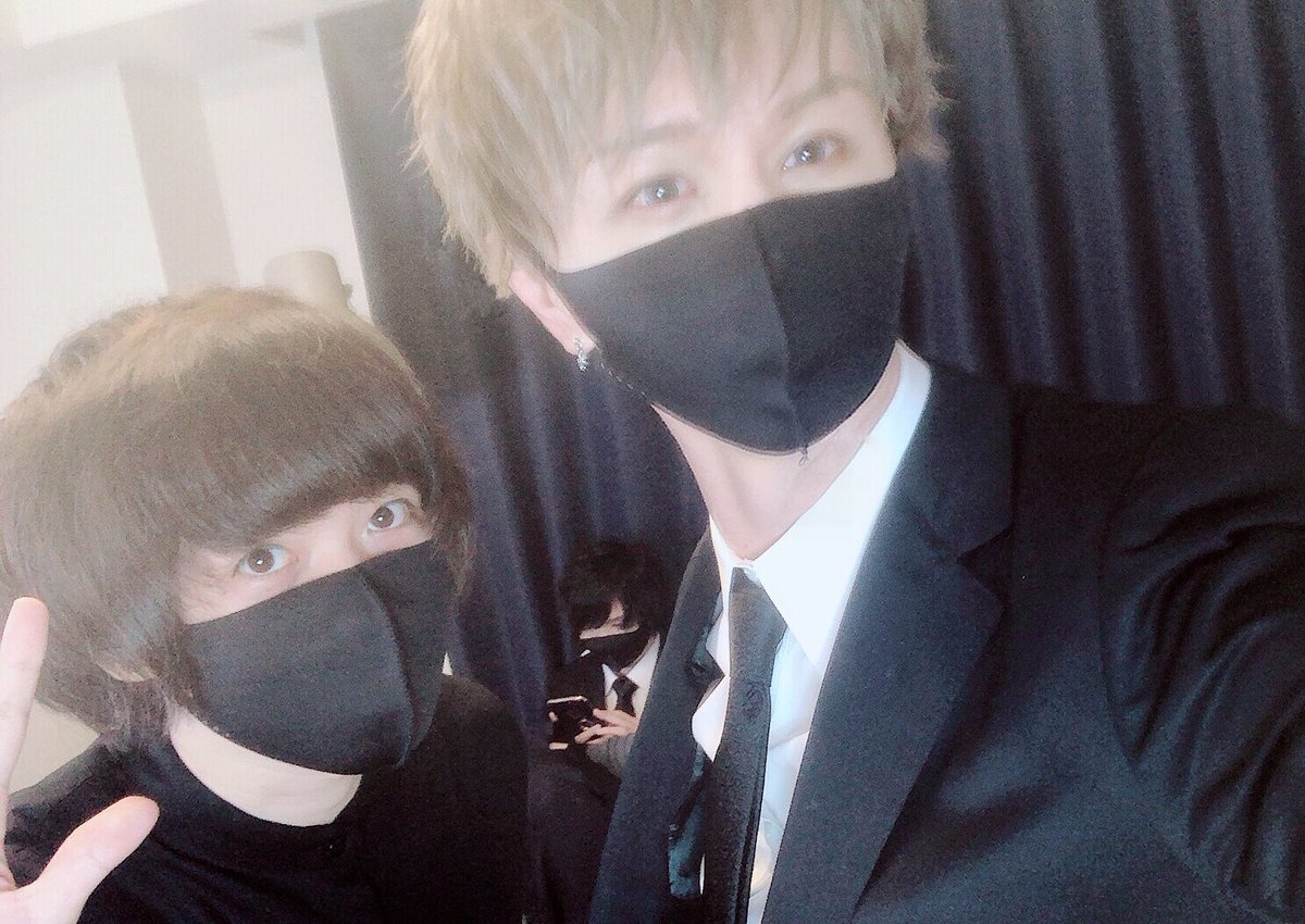 前髪は下ろした(   ◜ω◝ )  さかたんと写真撮ったらそらるさんひょっこりはんしてて尊い 