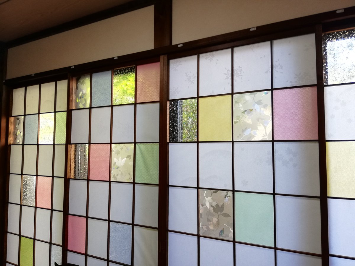  私が大正ロマン風のが良いと要望したところ、透明なシートを加えて独自の障子に