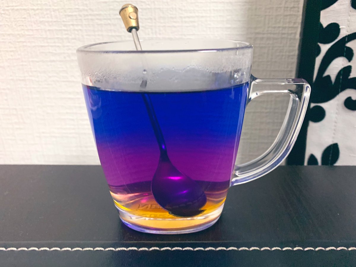 はちみつを入れたコップに、バタフライピー→レモン汁の順で入れたら、夕暮れみたいな色したお茶になった