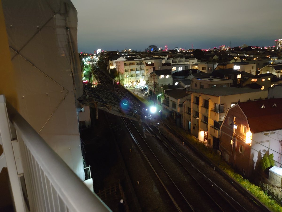 隣のビルの足場が崩壊して東横線に