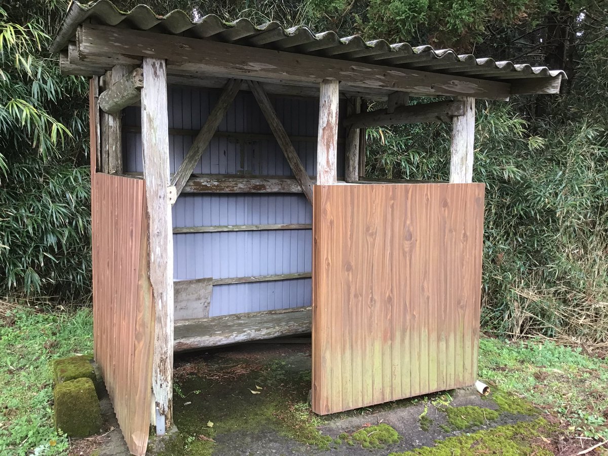 雨宿りしながら幼馴染とセックスするバス停あった！！！！！ 