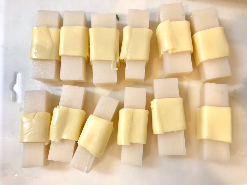 切り餅にチーズ・大葉・豚肉を巻き、少なめの油で各面中火で焼いて、蓋をして弱火で蒸し焼き