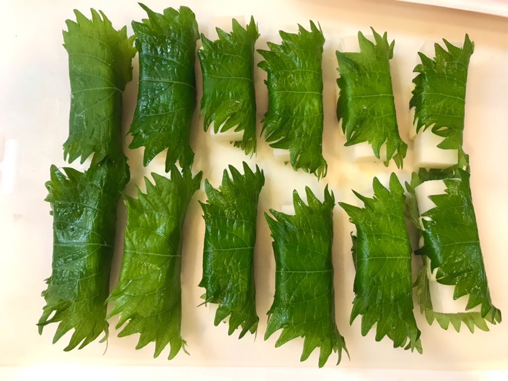 切り餅にチーズ・大葉・豚肉を巻き、少なめの油で各面中火で焼いて、蓋をして弱火で蒸し焼き