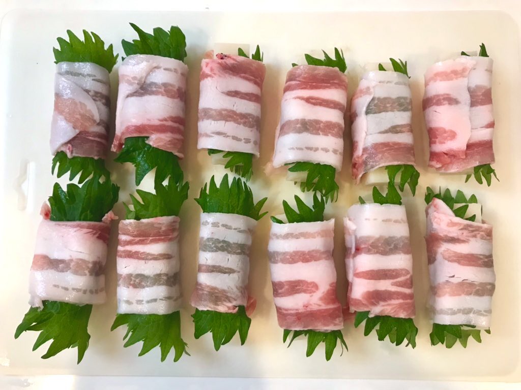 切り餅にチーズ・大葉・豚肉を巻き、少なめの油で各面中火で焼いて、蓋をして弱火で蒸し焼き