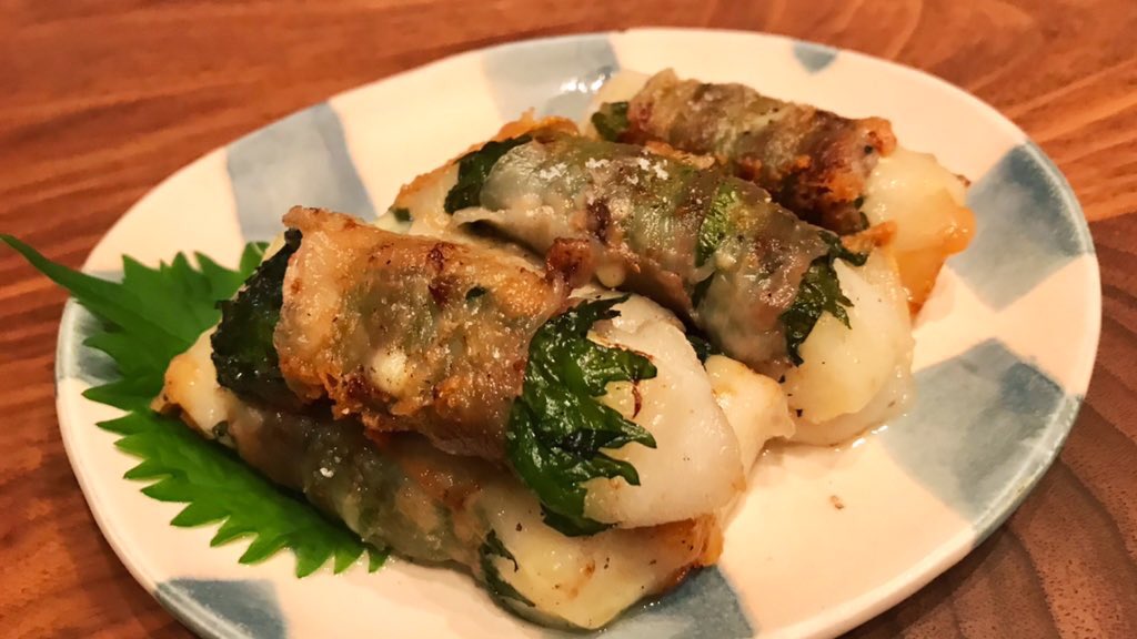 切り餅にチーズ・大葉・豚肉を巻き、少なめの油で各面中火で焼いて、蓋をして弱火で蒸し焼き