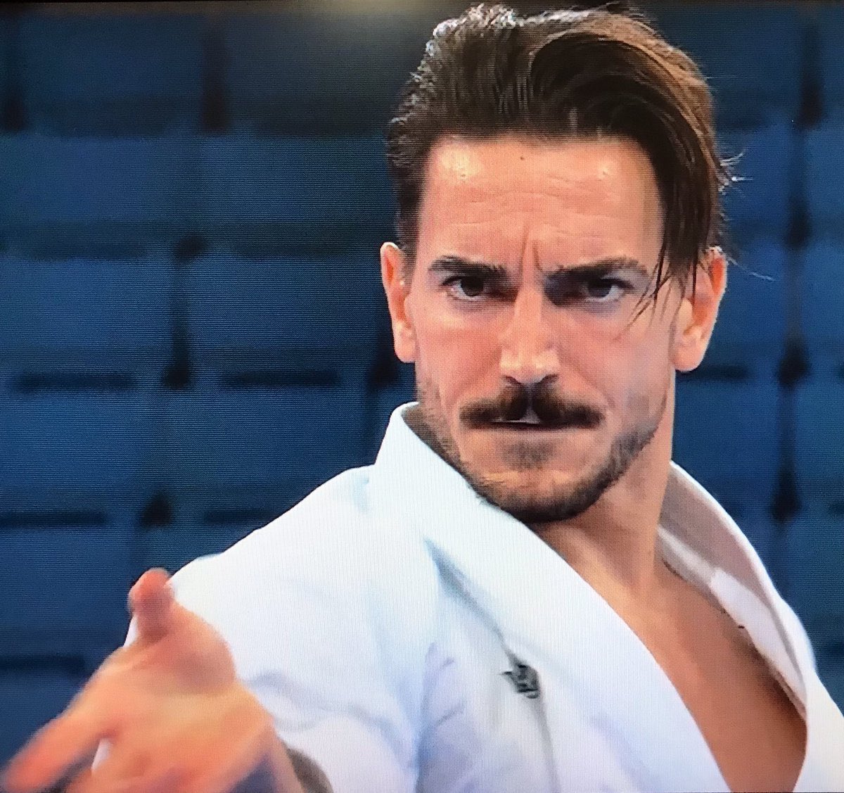 空手 形 で喜友名諒選手と決勝で対戦した #超絶イケメン ダミアン・キンテロ選手、 ゴールデンカムイの鶴見中尉に似てるよね 昨日からずっと騒いでるんだけど誰も分かってくれない🥺 大塚芳忠さんの声で脳内再生される