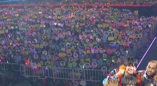 タレント側から見た客席めちゃくちゃカオスだし、この中から自分の名前のうちわ見つけるの至難の技だな 